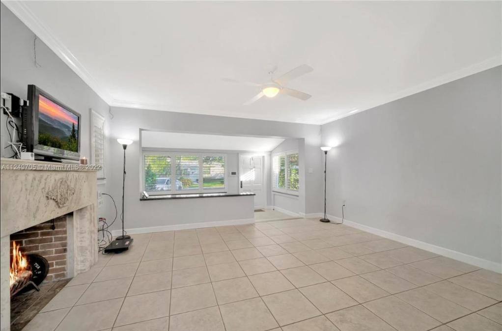 4290 SW 11th St, photo 3 of 8